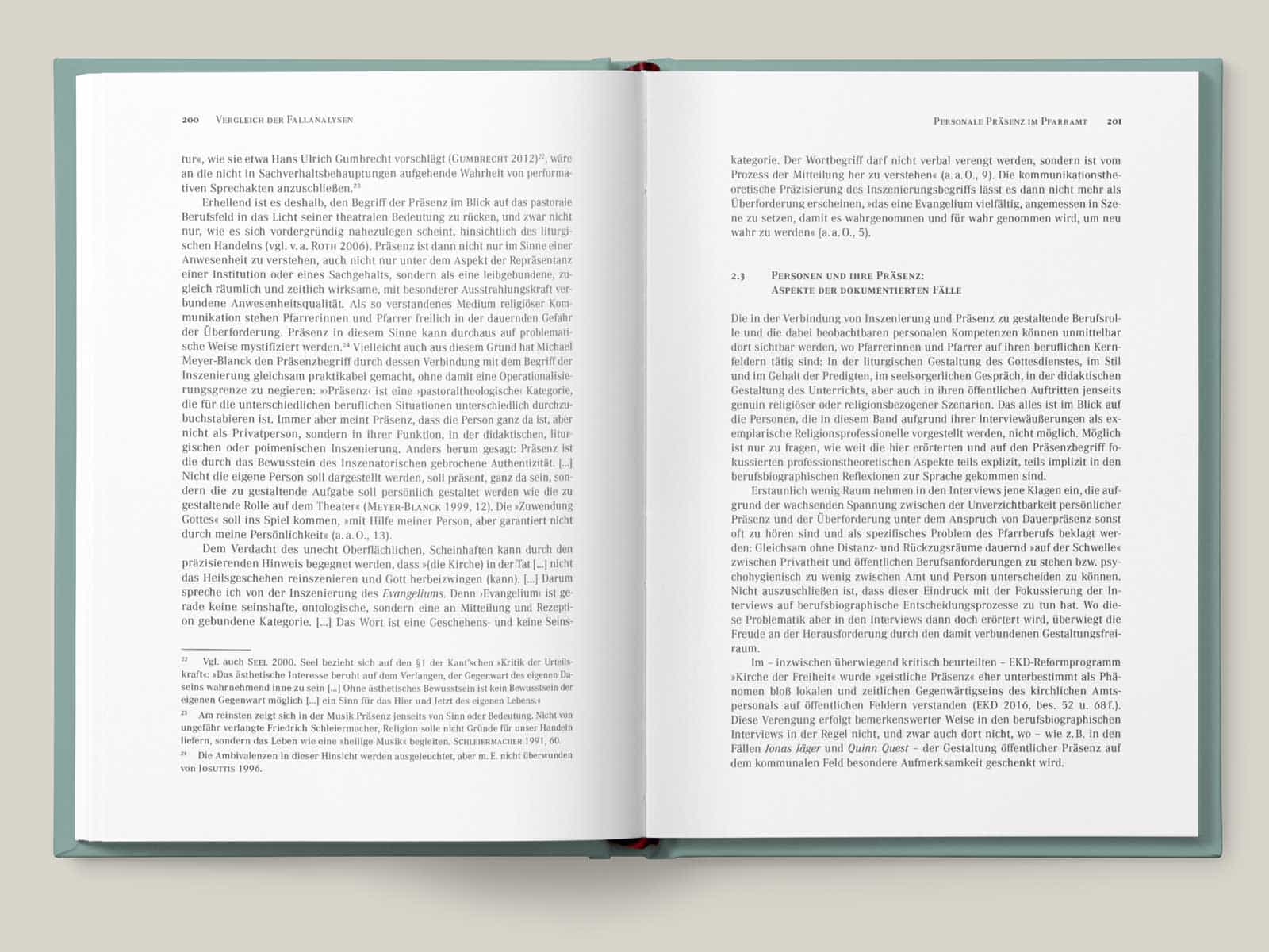 Aufgeschlagenes wissenschaftliches Buch mit typografischem Satz
